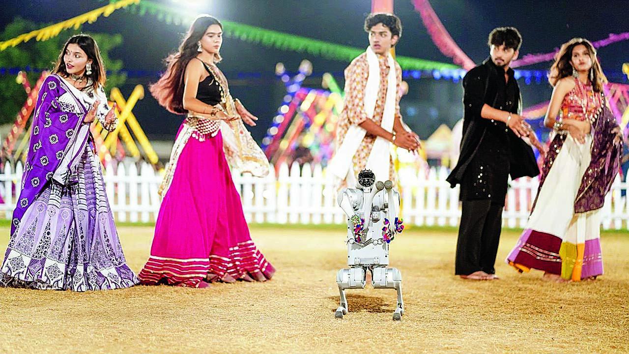 ટેક્નૉલૉજીના કોઈ સ્ટુડન્ટ્સે જ બનાવેલો રોબો આ ગરબા ગ્રાઉન્ડમાં ગરબા લેતો જોવા મળ્યો હતો